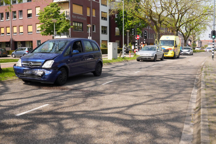 Drie auto’s botsen op elkaar op de Wethouder van Wellaan