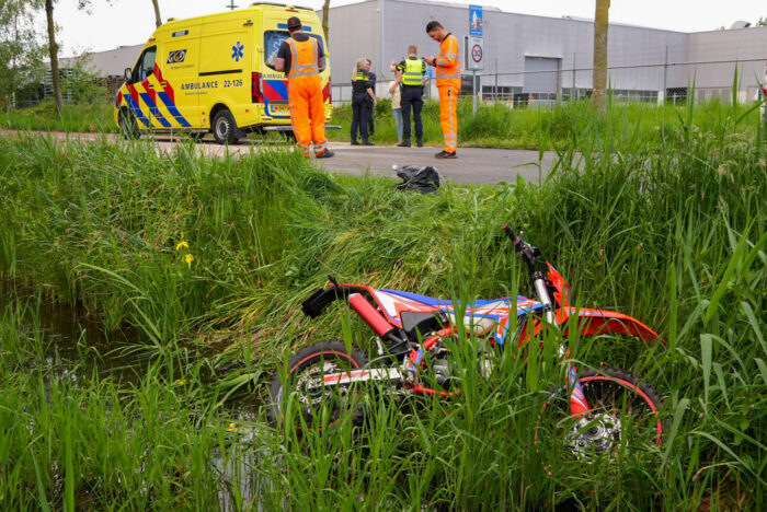 Jongeman op crossmotor rijdt sloot in op de Berenbroek