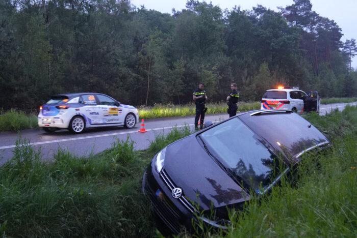 Auto in sloot Stiphoutse Dreef, chauffeur spoorloos