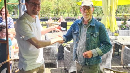 Jan van Duren krijgt vrijwilligerspenning voor zijn inzet voor Dierdonk