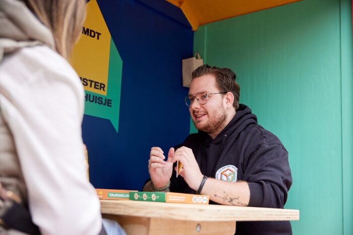 Helmonder maakt eenzaamheid onder jongeren bespreekbaar