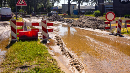 Engelseweg onder water door gesprongen waterleiding