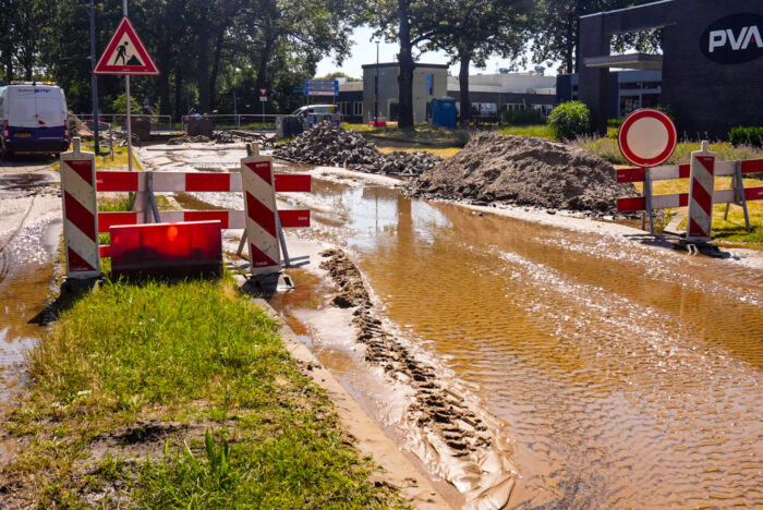 Engelseweg onder water door gesprongen waterleiding