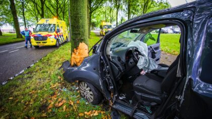 Auto belandt tegen boom op Lage Dijk in Helmond