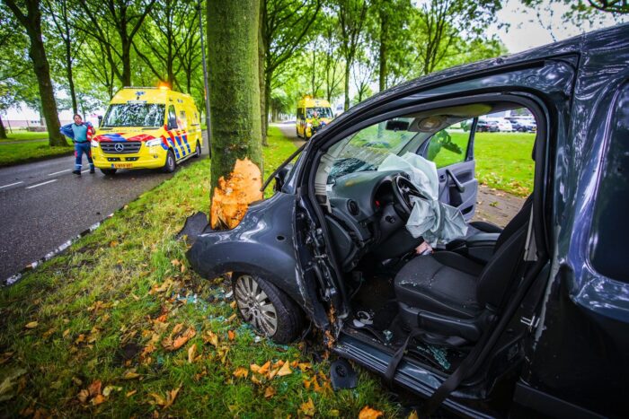 Auto belandt tegen boom op Lage Dijk in Helmond