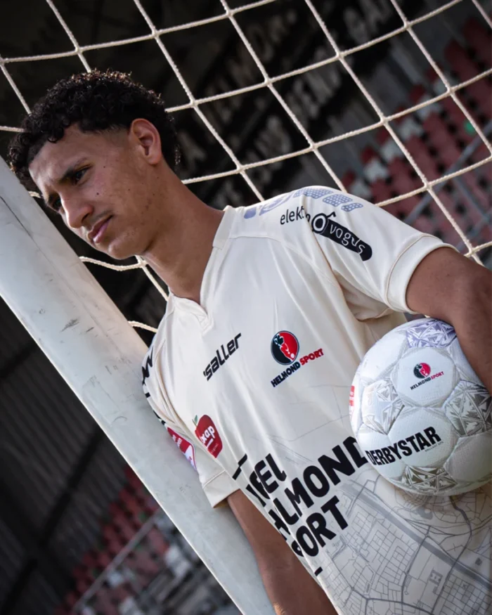 Nieuwe uitshirt Helmond Sport scoort al direct goed