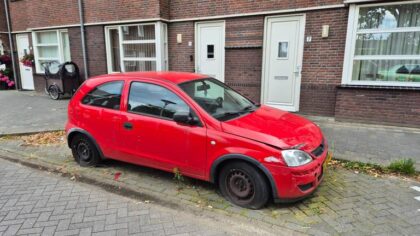 Vervallen Opel Corsa Van Hoeckstraat tóch weggesleept