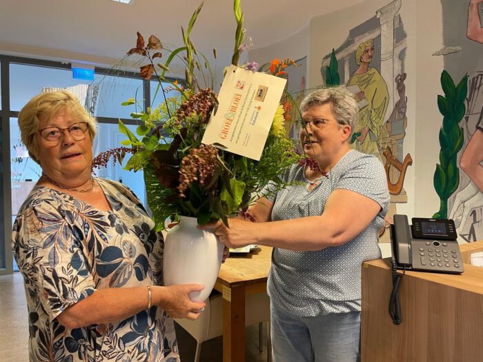 Vaas met bloemen van Groei en Bloei voor hospice Valkenhaeghe