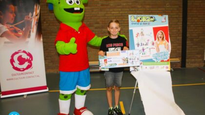 Milan (8) wint tekenwedstrijd voor de kaft van het Sjorsboekje