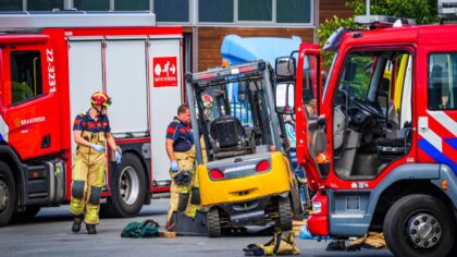Man komt klem te zitten onder heftruck na aanrijding