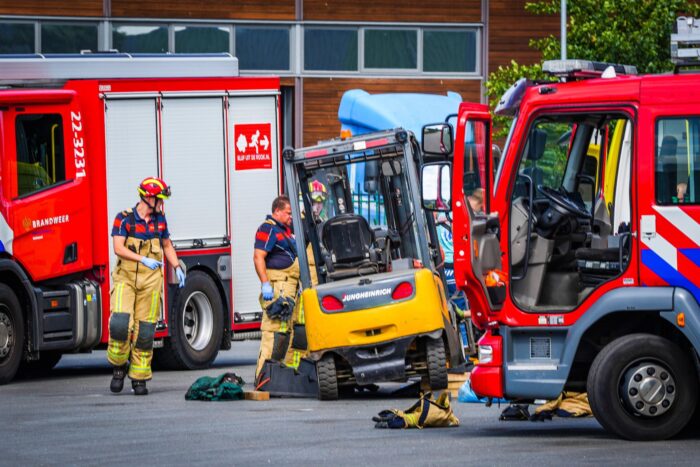 Man komt klem te zitten onder heftruck na aanrijding