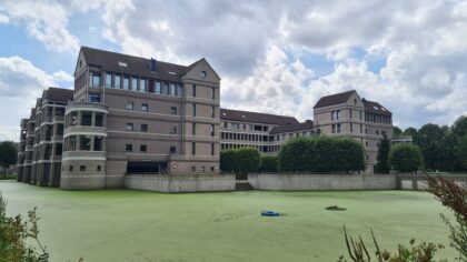 Bewoners Kasteel-Noord in Helmond zijn vervuilde vijver zat