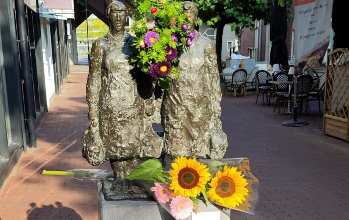 Bloemen geplaatst op de Markt als eerbetoon aan overleden meisje