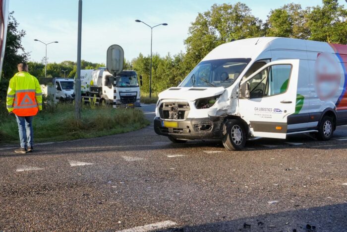 Buschauffeur gewond na botsing met andere bus op Europaweg