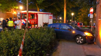 Auto bezorgdienst botst tegen woning in Willemprinzenstraat