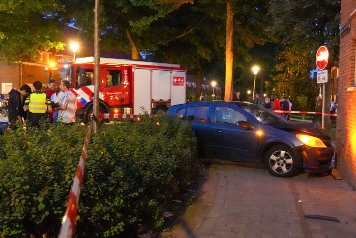 Auto bezorgdienst botst tegen woning in Willemprinzenstraat