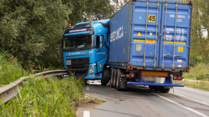 Vrachtwagen schaart op de N279 en lekt diesel