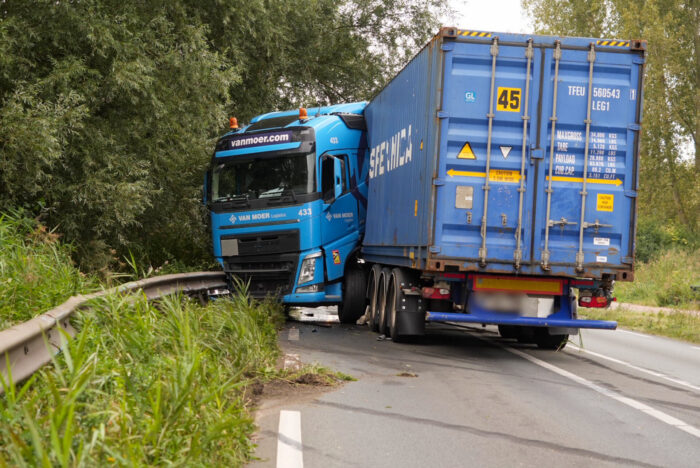 Vrachtwagen schaart op de N279 en lekt diesel