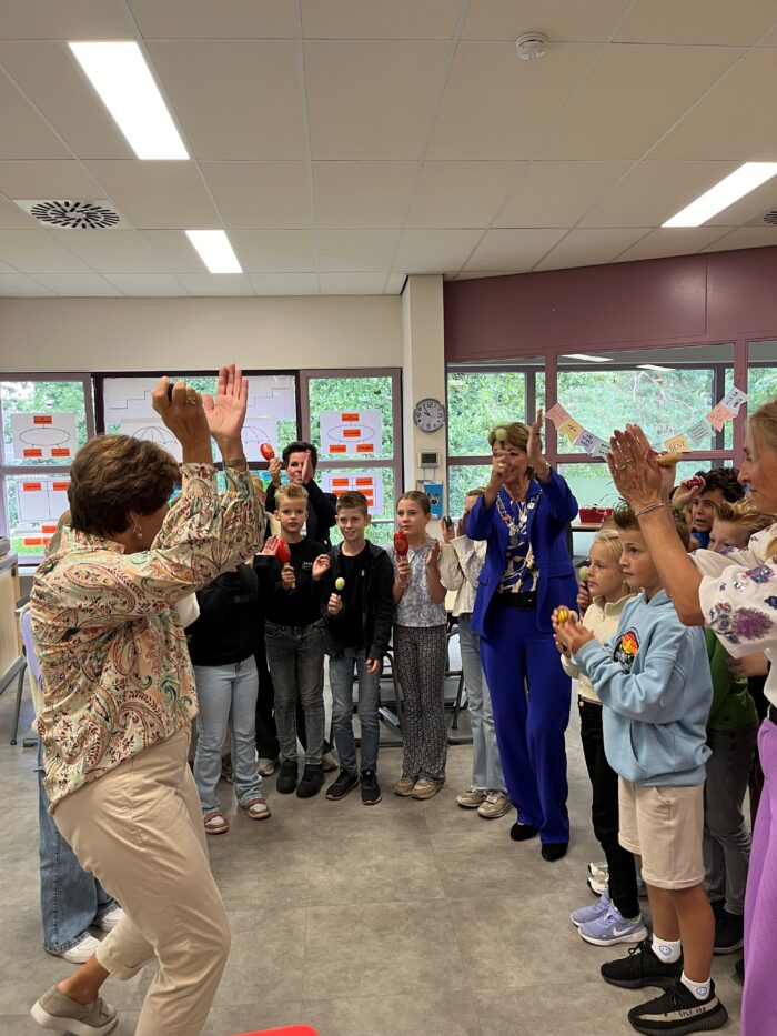 Vakdocenten geven weer muziekles op Helmondse basisscholen