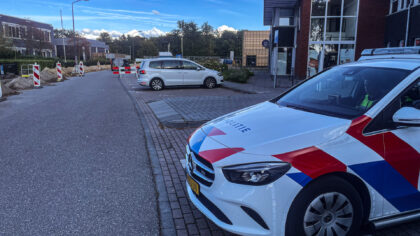 Vrouw van fiets gereden door achteruitrijdende auto