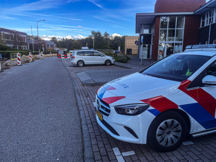 Vrouw van fiets gereden door achteruitrijdende auto