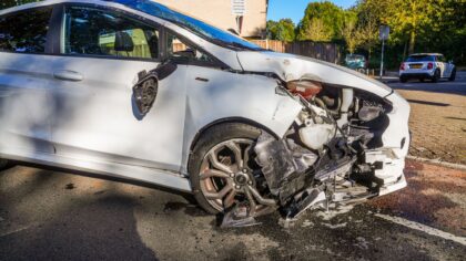Automobilist ramt lantaarnpaal op Weg door de Rijpel