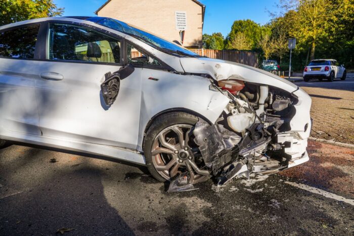 Automobilist ramt lantaarnpaal op Weg door de Rijpel
