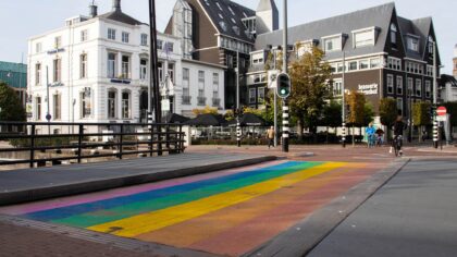 Op Coming Out dag in Helmond mag regenboogvlag uit