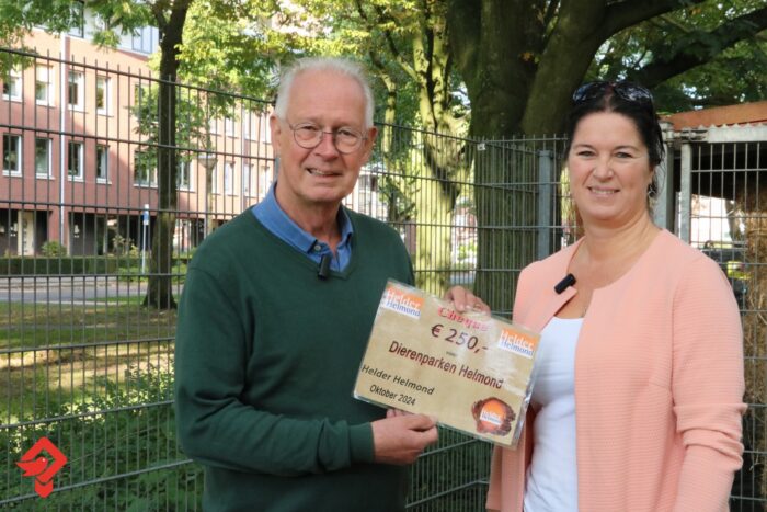 Helder Helmond deelt cheque uit na brand Hortensiapark