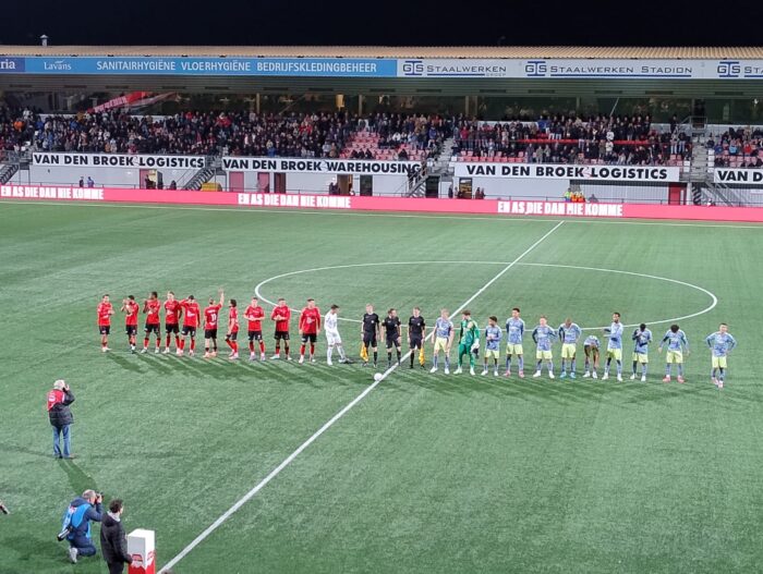 Doelman Jong Ajax en aluminium zitten Helmond Sport in de weg