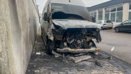 Voertuig total loss door brand op de Middendijk