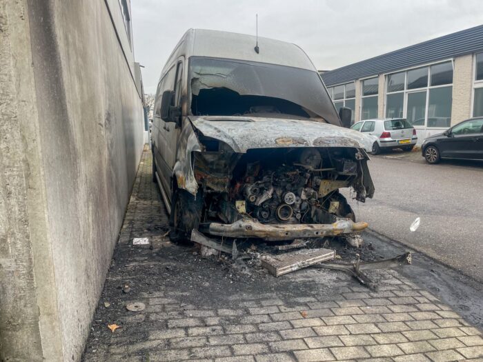 Voertuig total loss door brand op de Middendijk