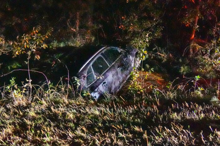 Auto belandt in sloot bij botsing op de N270
