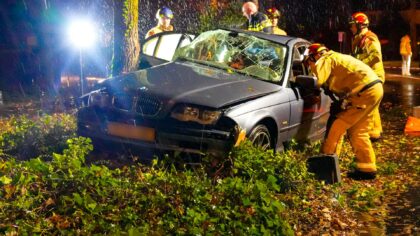 Auto uit de bocht op Weg door de Rijpel