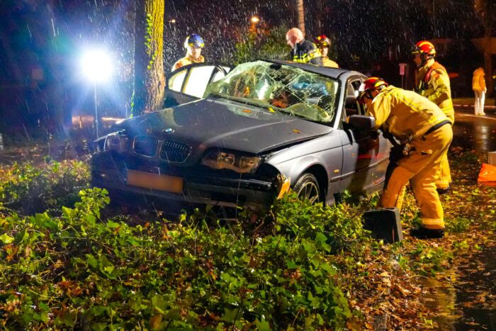 Auto uit de bocht op Weg door de Rijpel