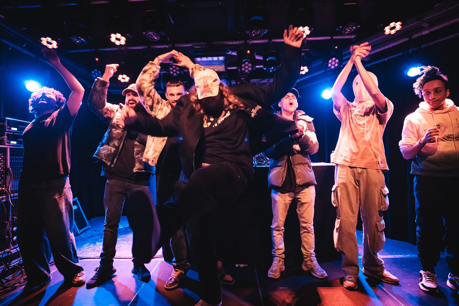 Veertig rappers en hiphoppers delen op één avond het podium in de ...