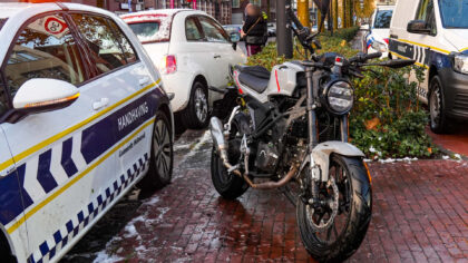 Brommerrijder botst op afslaande auto op Kasteel-Traverse