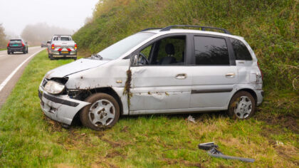 Auto raakt van de weg en knalt tegen geluidswal op de N279