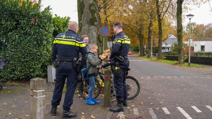 Automobilist botst tegen peuter kruising Trambaan en Peeleik in Helmond