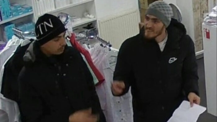 Politie zoekt twee mannen die telefoon stalen in winkel Vondellaan