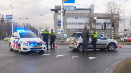 Vrachtwagen botst achterop personenauto op Europaweg