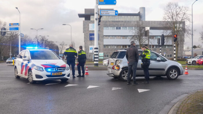Vrachtwagen botst achterop personenauto op Europaweg