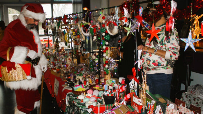 Uitgebreid snuffelen op de eerste kerstmarkt bij de Zonnesteen