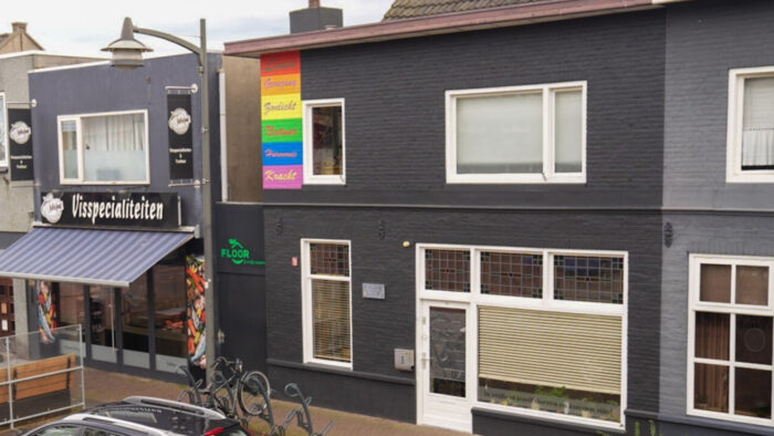 Stichting huis onder de regenboog trakteert doktoren op handboek