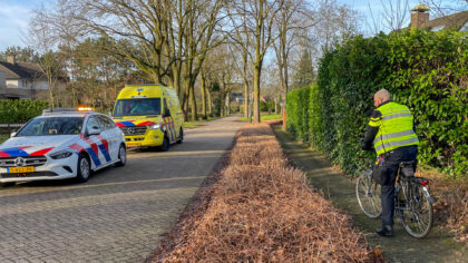Fietsers botsen met elkaar: vrouw raakt gewond