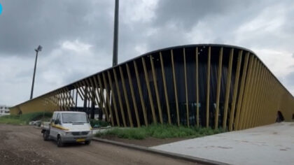 Stormschade beperkt; dakplaten GS Staalwerken Stadion op drift