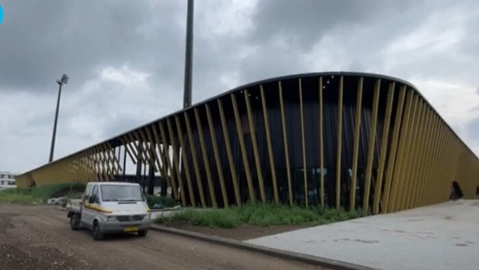 Stormschade beperkt; dakplaten GS Staalwerken Stadion op drift