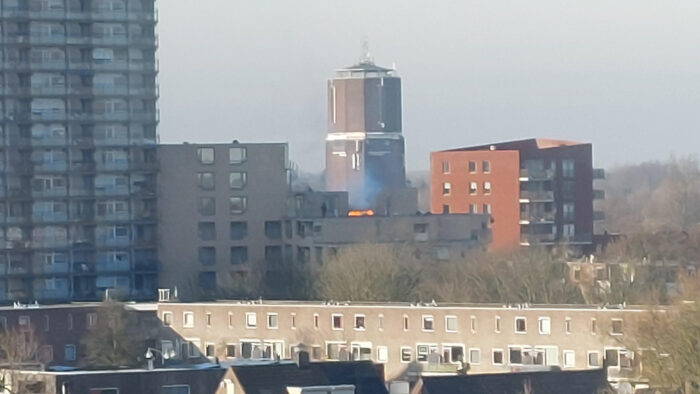 Brandweeroefening op het dak van de Ameideflat