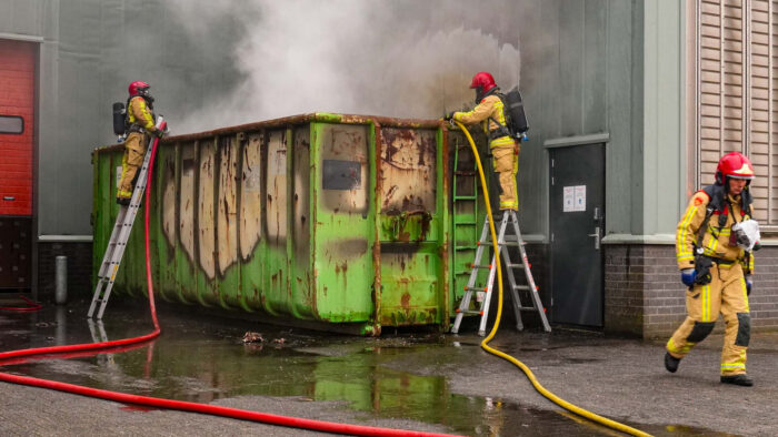 Brandweer rukt uit voor containerbrand aan de Achterdijk in Helmond