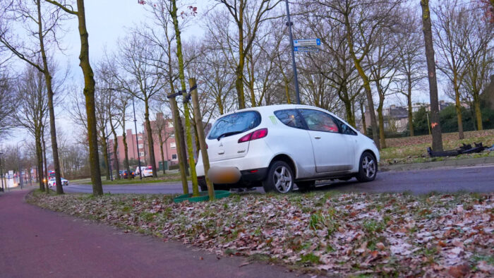 Automobilist botst tegen boom op de Rembrandtlaan in Helmond